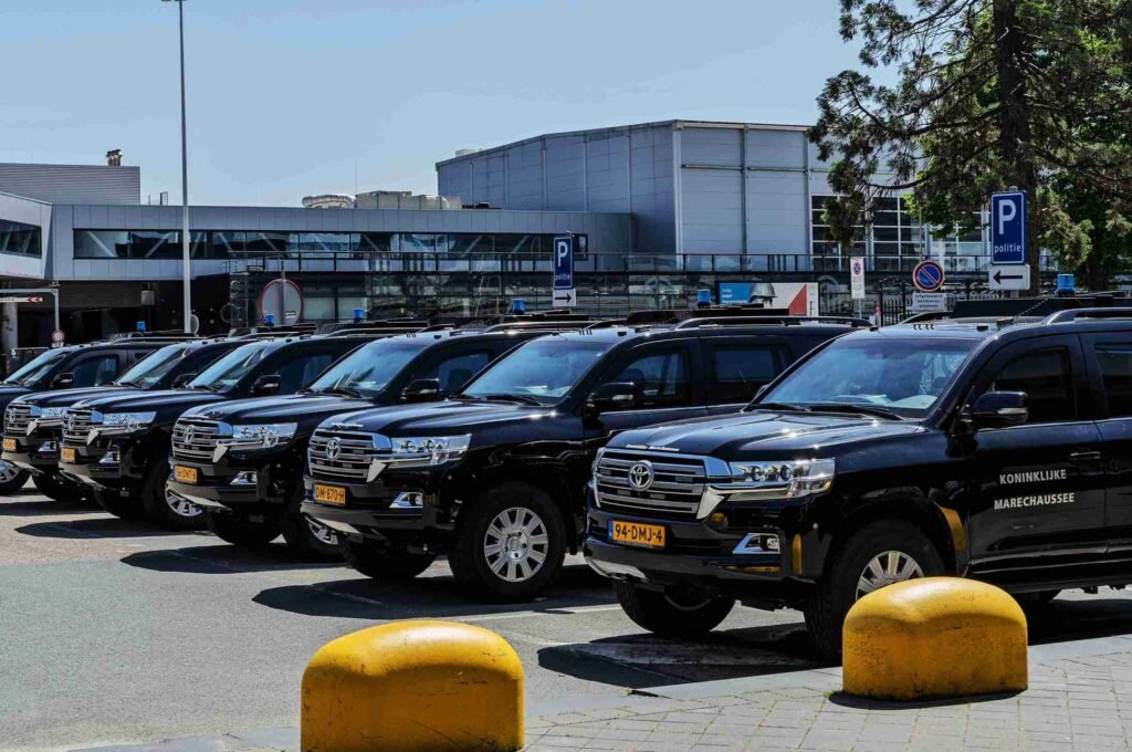 Choosing the Ideal Airport Transfer Vehicle in Shepperton for Families, Professionals and Group Travellers